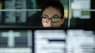 Tech-Spezialisten gesucht (Cover) (Foto: istockphoto/Laurence Dutton)